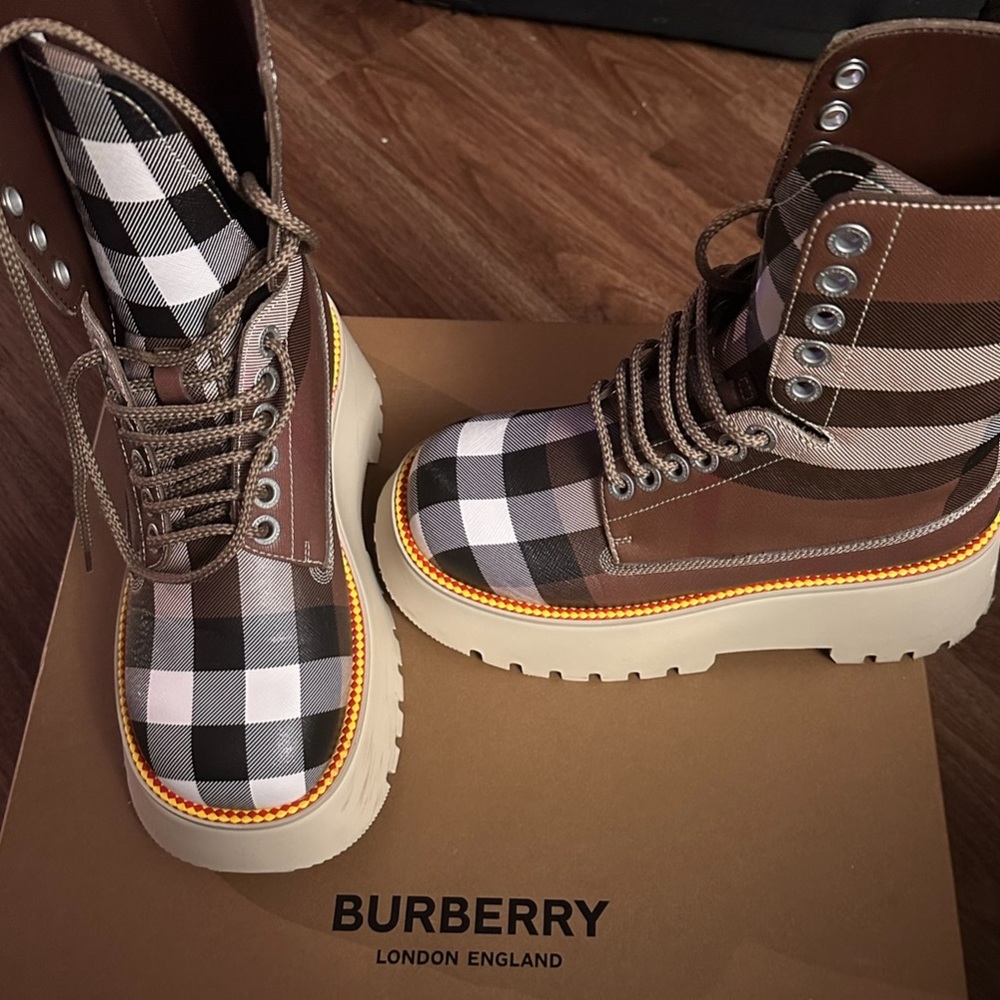 Burberry boots for sale org price 1150 plus tax worn twice n great condition